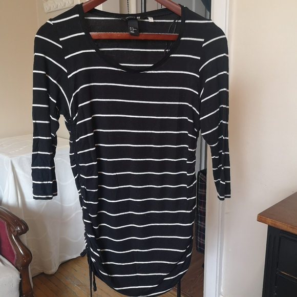 3/$20 H&M mama maternity top - Picture 1 of 8